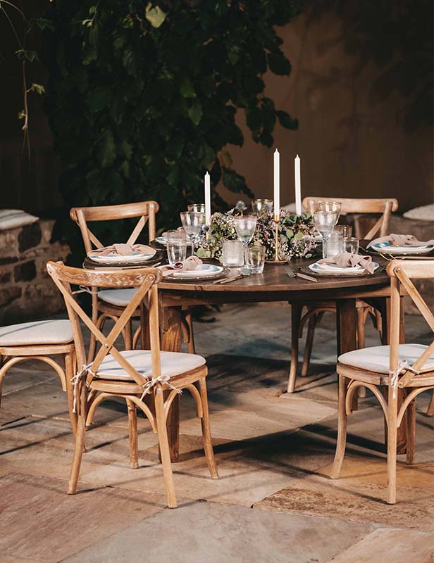 produktdetailbild_holztisch_rund_koblenz_mieten_800x1088px-1