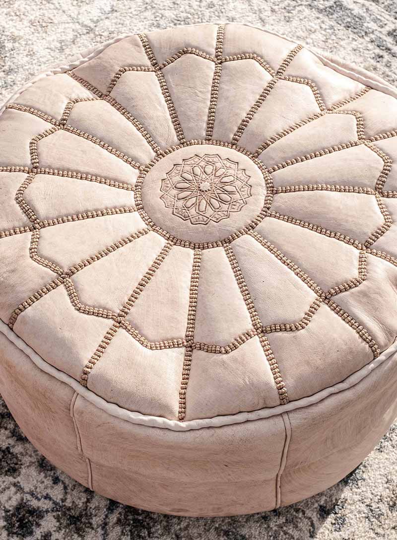 Produktbild_Lederpouf_Hell_800x1088px