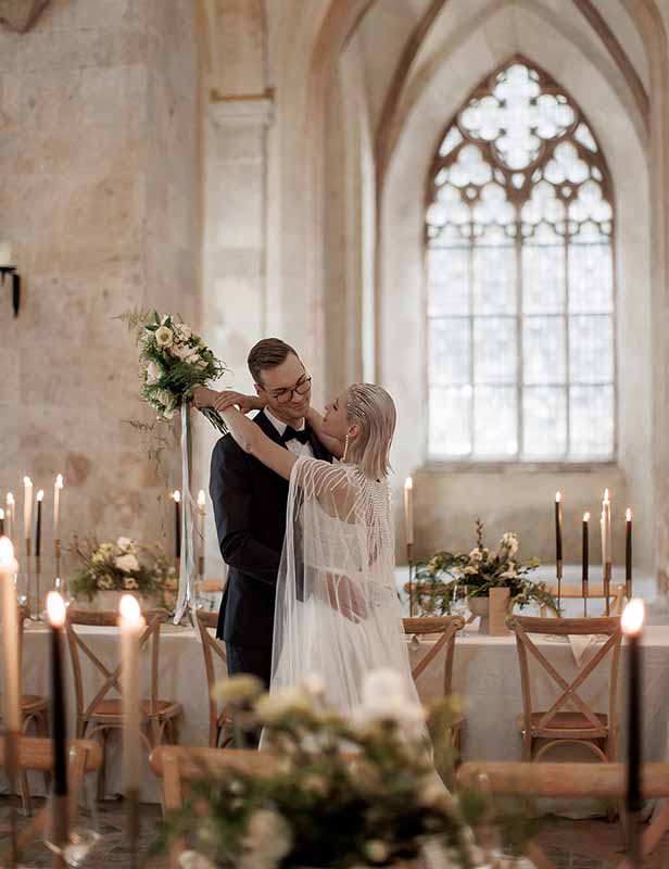 produktdetailbild_crossback_stuhl_braun_mieten_koblenz_800x616px-1