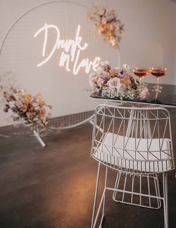 produktdetailbild_lucy_wire_stuhl_weiss_hochstuhl_weiss_eventverleih_koblenz_800x616px-2