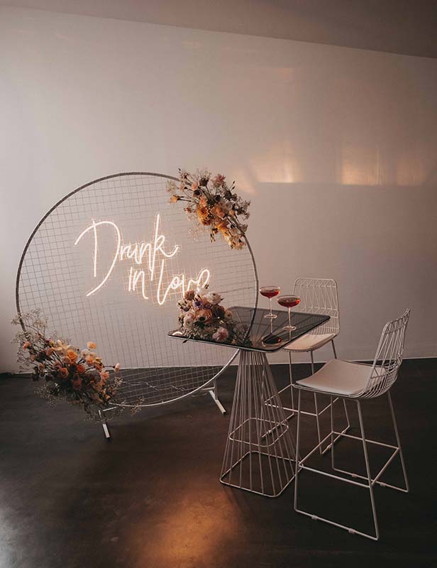 produktdetailbild_lucy_wire_stuhl_weiss_hochstuhl_weiss_eventverleih_koblenz_800x616px-4