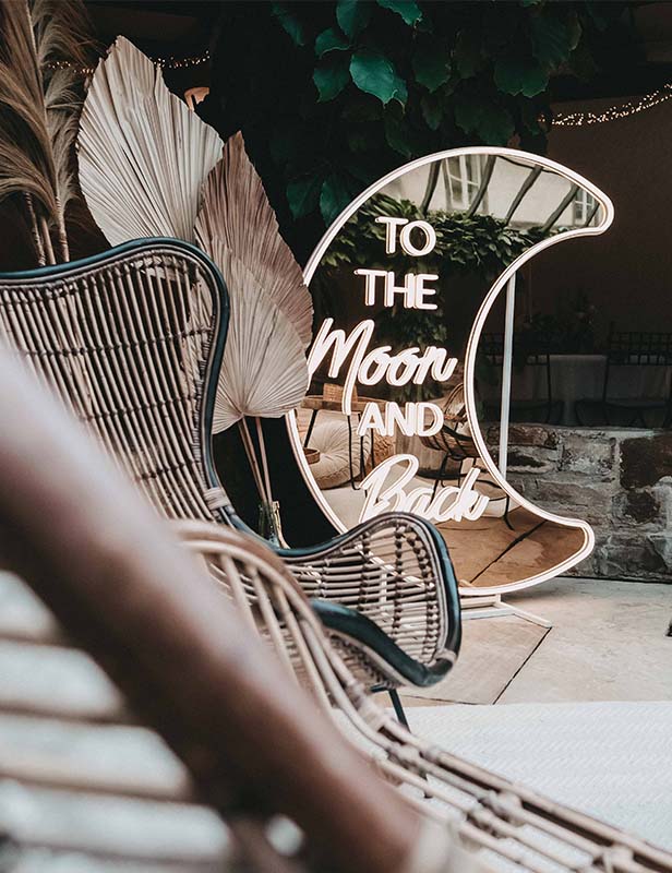 Produktdetailbild_Neonsign_to_the_moon_and_back_150cm_800x616px-2