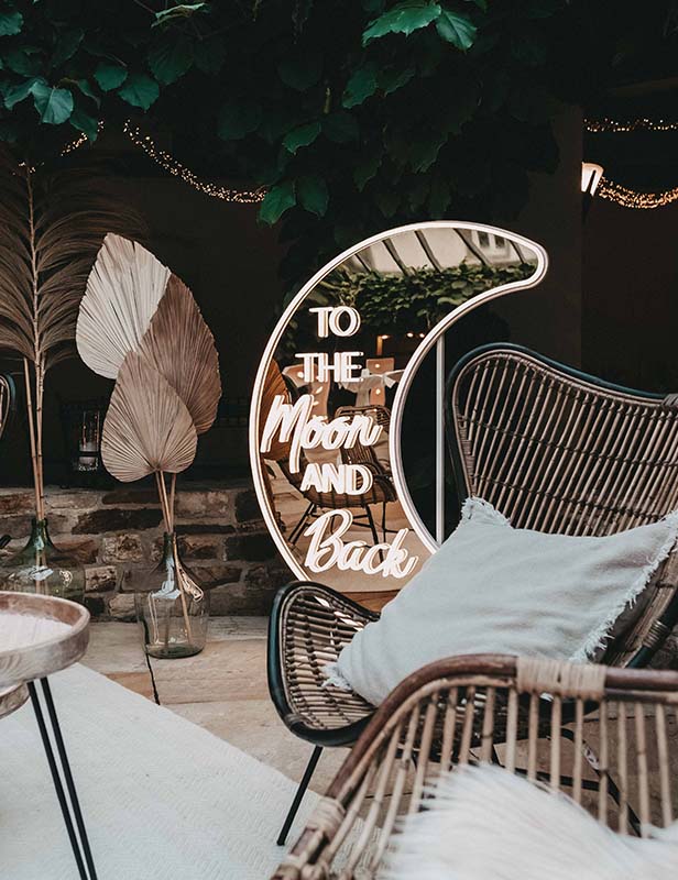 Produktdetailbild_Neonsign_to_the_moon_and_back_150cm_800x616px-3
