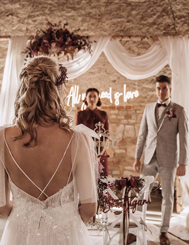 produktdetailbild_neonschriftzug_all_you_need_is_love_800x616px