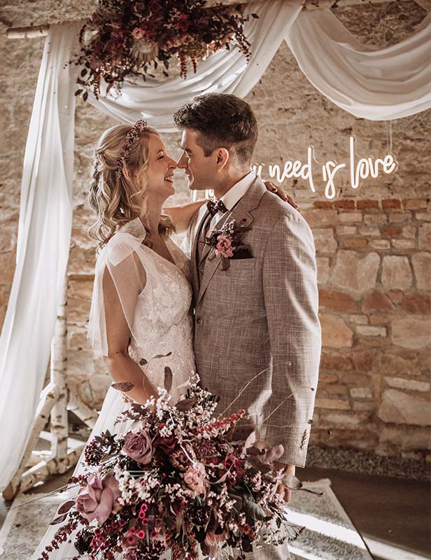 produktdetailbild_neonschriftzug_all_you_need_is_love_800x616px