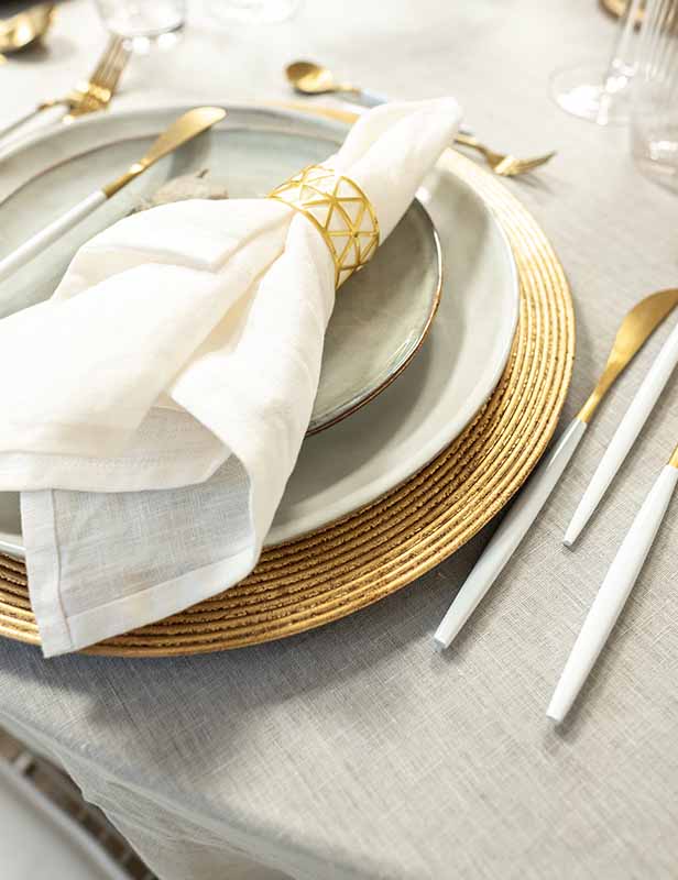 Produktdetailbild_Platzteller_Gold_Matt_Linienrelief_800x616px-2