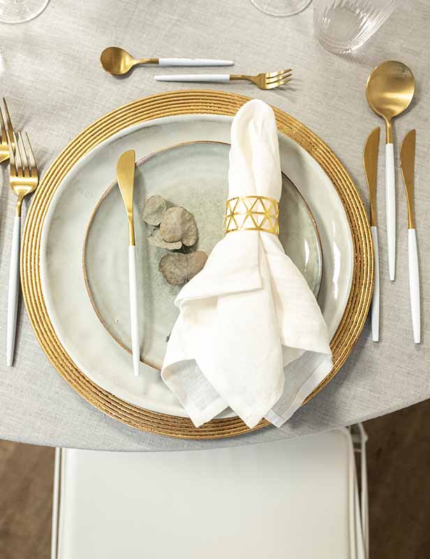 Produktdetailbild_Platzteller_Gold_Matt_Linienrelief_800x616px-3