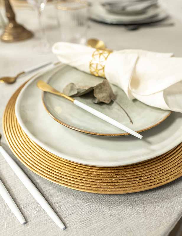 Produktdetailbild_Platzteller_Gold_Matt_Linienrelief_800x616px-4