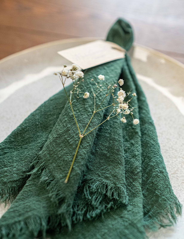 produktdetailbild_musselin_serviette_tannengrün_mieten_deko_koblenz_800x616px-1
