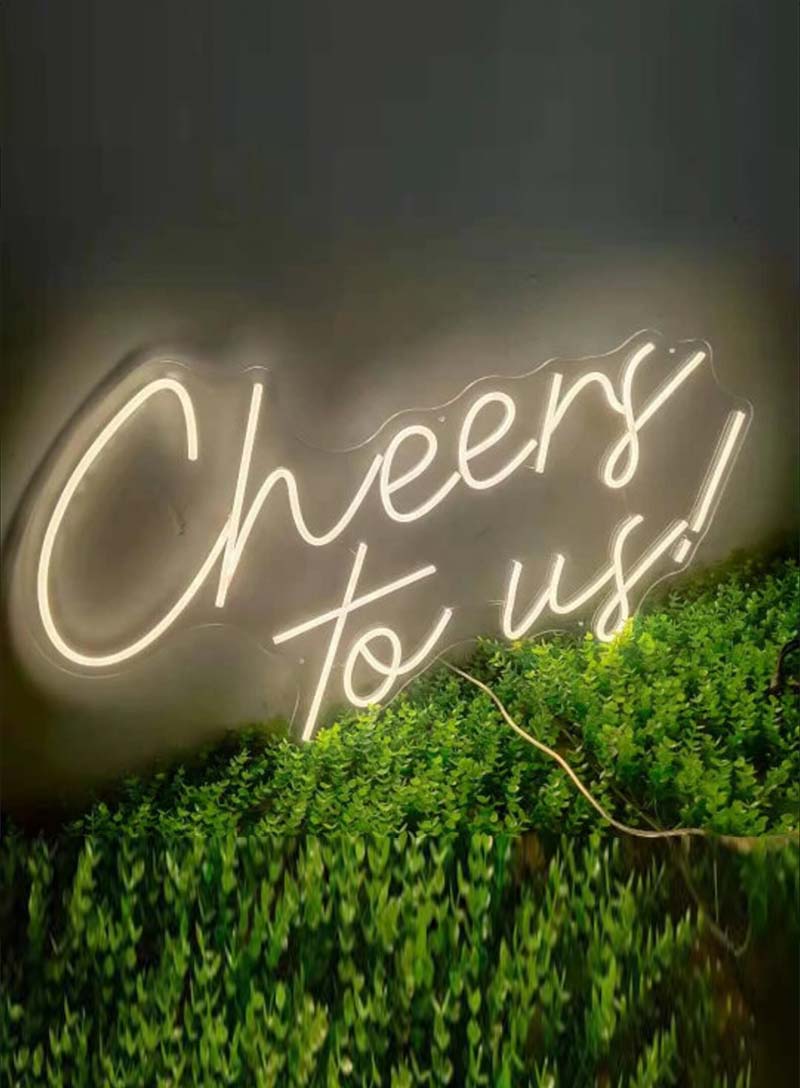 produktbild_neonschild_cheers_to_us_mieten_hochzeit_800x1088px