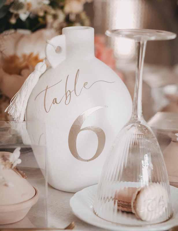 produktdetailbild_tischnummern-set_toskana_keramikvase_eventverleih_koblenz_mieten_800x616px-1