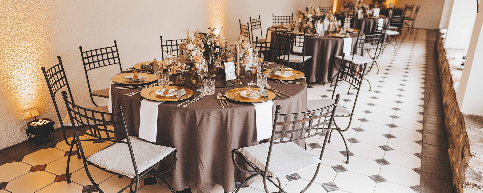 Mediterrane Hochzeit mit goldenen Highlights